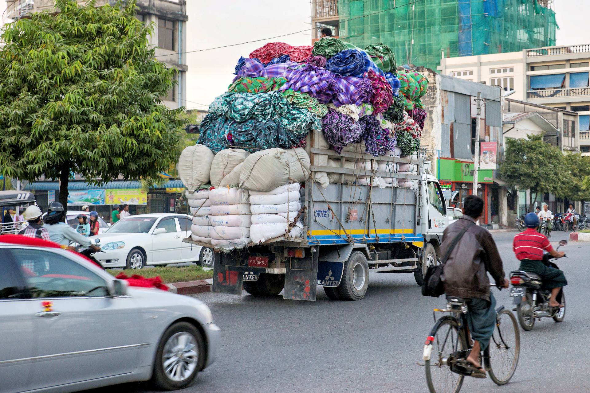 Mandalay, mit einer Million Einwohnern (2,5 Mio in der Agglomeration), ist Myanmars zweitgrößte Stadt. 1857 wurde sie von Kaiser Mindon-Min als Hauptstadt des letzten burmesischen Königreichs gegründet und 1885 von den Briten erobert, die das Königreich in Britisch-Indien eingliederten. Die Mehrheit der Bevölkerung in der Region gehört zur ethnischen Gruppe der Bamar (Burmesen). In Mandalay und Umgebung gibt es jedoch eine große chinesische Gemeinschaft, die seit den 1990er Jahren aus Yunnan und teilweise aus Sichuan und Indien zugewandert ist. Entlang der östlichen Grenze lebt eine große Zahl von Shan.